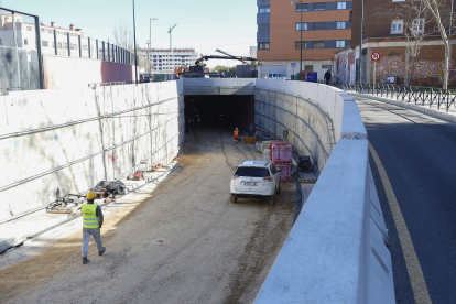 Obras en el interior del túnel que comunica las calles Andrómeda y Nochevieja. -J.M. LOSTAU