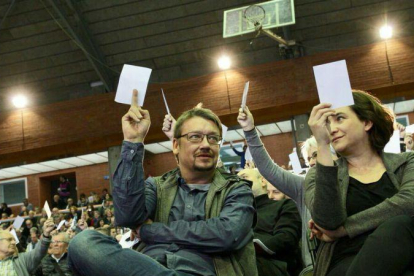 Xavier Domènech y Ada Colau, en la votación de la lista de Catalunya en Comú Podem.-ROGER PASCUAL