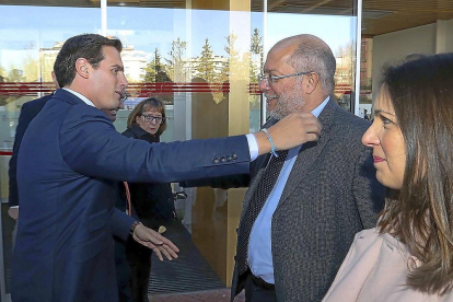 Albert Rivera saluda a Francisco Igea, ayer en Burgos.-ICAL