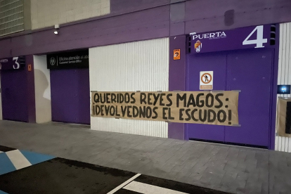 Pancarta colocada en el estadio Zorrilla en la madrugada del día de Reyes. / EM