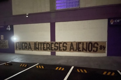 Pancarta colocada en la fachada del Estadio Zorrilla. / EM