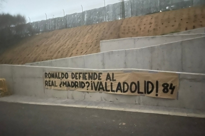 Pancarta colocada en la entrada a los Anexos de Zorrilla. / EM