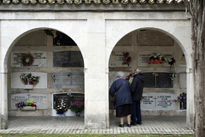 Miles de personas acuden al los cementerios de Valladolid el Día de Todos los Santos.- ICAL