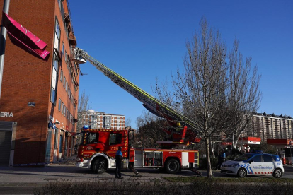 Los bomberos intervienen para retirar una antena por las fuertes rachas de viento en un edificio-ICAL