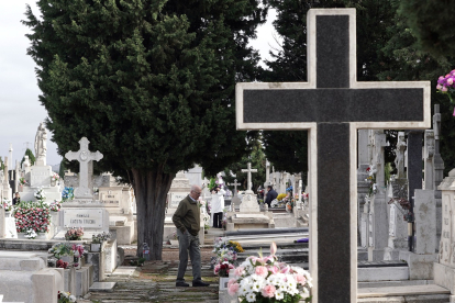 Miles de personas acuden al los cementerios de Valladolid el Día de Todos los Santos.- ICAL