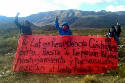 Tres activistas mapuches en un acto de protesta en Argentina.-