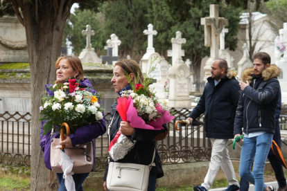 Miles de personas acuden al los cementerios de Valladolid el Día de Todos los Santos.- J.M. LOSTAU