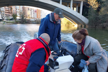El personal de Cruz Roja toma muestras de agua del río Pisuerga en Valladolid - CRUZ ROJA