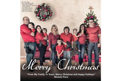 Felicitación de Navidad de la política republicana con sus familiares, todos armados.-