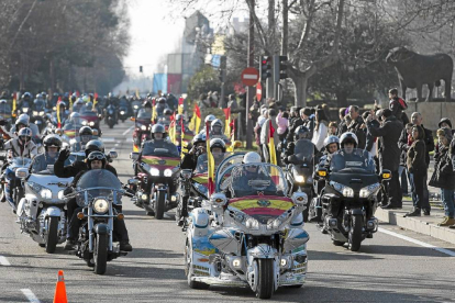 Participantes de Pingüinos 2014 atraviesan el Paseo de Zorrilla de Valladolid durante el tradicional desfile de banderas-M. Á. SANTOS
