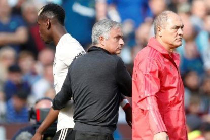 Mourinho saluda a Pogba después de sustituirle en la derrota del West Ham al Manchester United.-EL PERIÓDICO