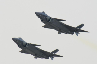Los nuevos cazas J-20 de China.-AP