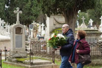 Miles de personas acuden al los cementerios de Valladolid el Día de Todos los Santos.- J.M. LOSTAU