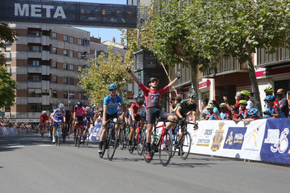 Llagada de una etapa de la última edición de la Vuelta Júnior a la Ribera de Duero. / EL MUNDO