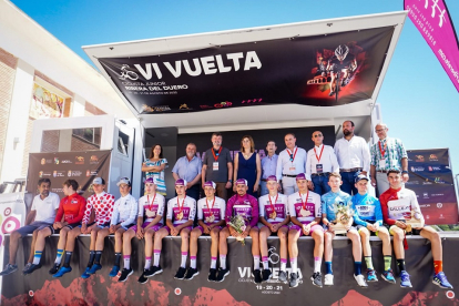 Pódium con los maillots finales Vuelta a la Ribera 2022. / EL MUNDO