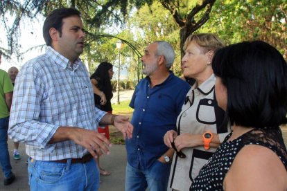 El secretario provincial del PSL-PSOE, Tino Rodríguez (I), conversa con algunos de los miembros de la Ejecutiva Comarcal y de cargos públicos supramunicipales del partido durante su visita a Ponferrada (León)-Ical