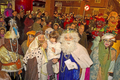 Los Reyes Magos en su visita al barrio de Pajarillos.-J.M. Lostau