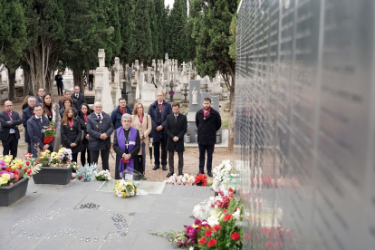 El alcalde de Valladolid, Jesús Julio Carnero, asiste a los actos institucionales en el cementerio municipal de El Carmen con motivo del día de Todos los Santos.- ICAL