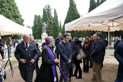 El alcalde de Valladolid, Jesús Julio Carnero, asiste a los actos institucionales en el cementerio municipal de El Carmen con motivo del día de Todos los Santos.- ICAL