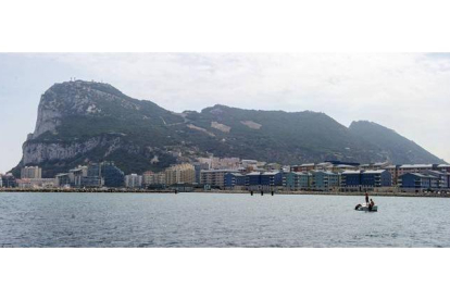 Vista de la bahía de Algeciras, con el peñón de Gibraltar al fondo.-Foto: AFP / MARCOS MORENO