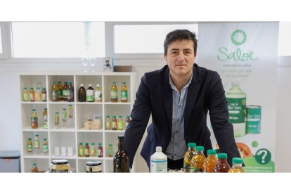 El director general de la empresa Naturae, Juan Manuel Sanz, en la factoría vallisoletana, con alguno de los productos que exporta a 14 países. - J. M. LOSTAU