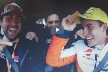 Marc Márquez bromea con la gorra de Valentino Rossi en el video de GPone.com.-VIDEO GPONE.COM