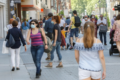 Gente paseando por la calle Santiago de Valladolid. - E.M. JUAN MIGUEL LOSTAU