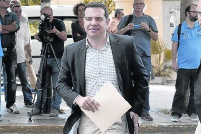 Alexis Tsipras se dirige a una reunión a la sede de su partido, ayer en Atenas.-Foto:   AFP / LOUISA GOULIAMAKI