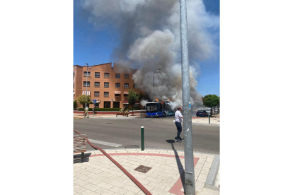 Imagen del incendio en Covaresa.- DIEGO GONZÁLEZ