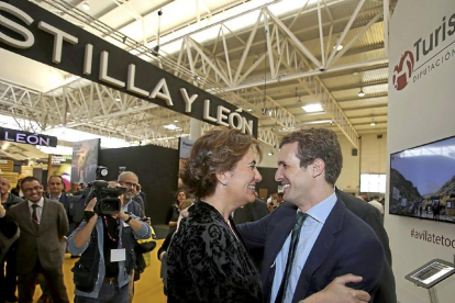 Josefa García Cirac saluda a Pablo Casado, ayer en la Feria Intur.-Ical