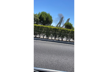 Imagen del incendio en Covaresa visto desde la Avenida Salamanca.-E. M.