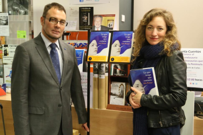Presentación del libro 'Lo que tengo que contarte' de Julia Montejo en la librería Oletum de Valladolid, junto al director de la agencia Ical, Luis Miguel Torres-Ical