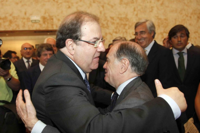 Juan Vicente Herrera abraza a Tomás Villanueva.-ICAL