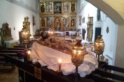 La imagen del Santísimo Cristo Yacente en la iglesia del Convento de Santa Isabel-El Mundo