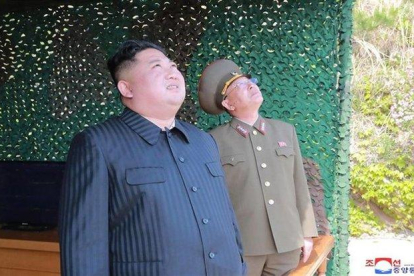 Kim Jong-un, el líder de Corea del Norte en una prueba de misiles.-DPA