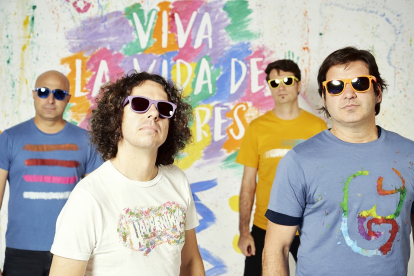 Los integrantes del grupo vallisoletano Happening posan frente a un mural con el título de su último disco. PEZ VOLADOR