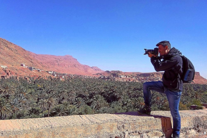 El vallisoletano Diego Rayaces, sacando una fotografía durante su último viaje a Marruecos en noviembre.-E.M
