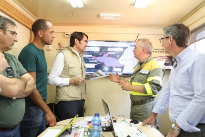 El consejero de Fomento y Medio Ambiente, Juan Carlos Suárez-Quiñones, visita el centro de control del incendio de la Granja de San Ildefonso-ICAL