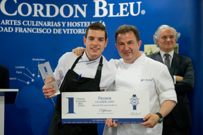 Cristóbal Muñoz recibiendo el galardón como ganador del I Premio Promesas de la alta cocina de la mano de Martín Berasategui. -E. M.