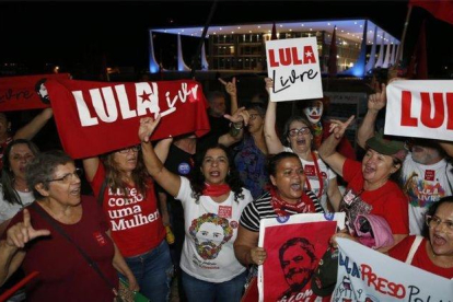 Seguidores de Lula da Silva piden la liberación del expresidente de Brasil.-AP