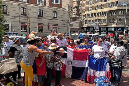 La asociación de República Dominicana pariticpa en el comienzo del pasacalles de la XIV Semana Intercultural-EL MUNDO