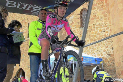 La ciclista vallisoletana Isabel Martín se dispone a participar en una prueba contrarreloj.-Yon Suinaga
