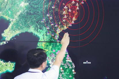 Un oficial de Corea del Sur apunta el epicentro del terremoto causado por el ensayo nuclear de Corea del Norte.-AFP / YONHAP
