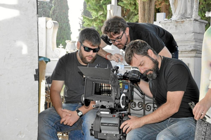 El director Chris Downs (centro), durante el rodaje de un corto premiado en la Semana de Medina.-SANTIAGO