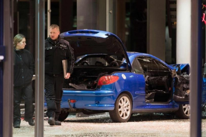 La policía inspecciona el vehículo en la sede del SPD en Berlín.-AFP