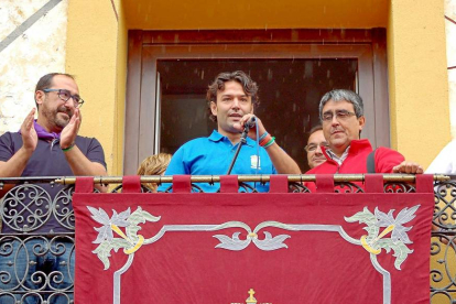 El portavoz del PP en Tordesillas arropa al alcalde al anunciar que el torneo de este año se declaró nulo.-S.G. C.
