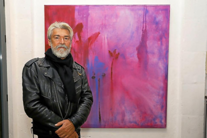 El vallisoletano Miguel Isla junto a algunas de sus obras que pueden visItarse hasta el 13 de abril en la galería La Maleta.-J. M. LOSTAU