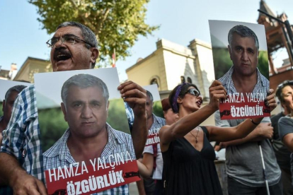 Manifestantes protestan por la detención de Yalçin a cargo de la policía española, el 13 de agosto, en Estambul-AFP / OZAN KOSE