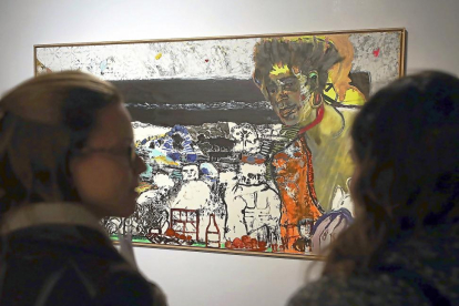 Dos jóvenes disfrutan de uno de los cuadros de la exposición ‘El arte de Baco’ en las Francesas.-ICAL