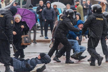 Detención de manifestantes en Minsk.-EFE / EPA / STRINGER